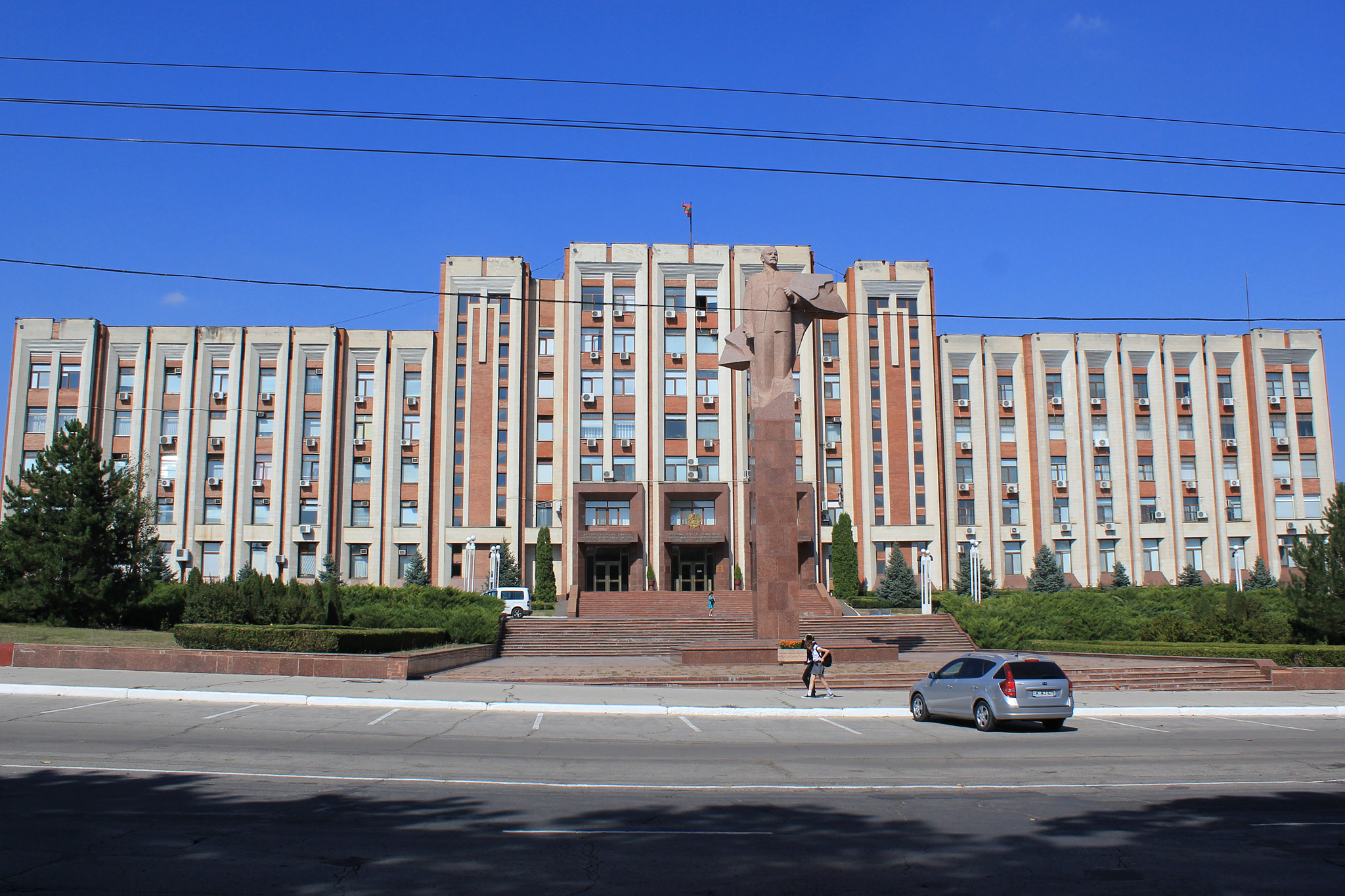 Tiraspol (Правительство Приднестровской Молдавской Республики, Тирасполь) (Photo license CC-BY-SA 3.0)